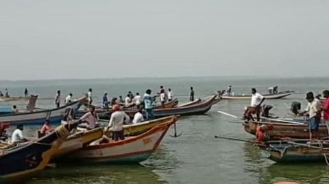 ஏனாமில் ஓ.என்.ஜி.சி-க்கு எதிர்ப்பு ; மீனவர்கள் கோதாவரி ஆற்றில் போராட்டம்