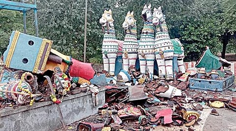 பெரம்பலூர் மாவட்டம் சிறுவாச்சூர் பெரியசாமி மலை அடிவாரத்தில் உள்ள செங்கமலையார் கோயிலில் சேதப்படுத்தப்பட்ட சாமி சிலைகள்.