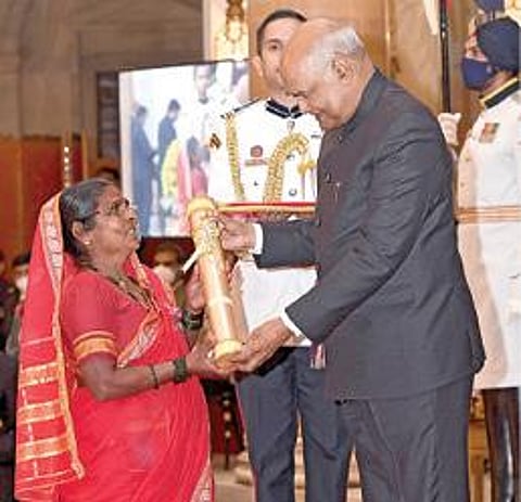 ரஹிபாய்க்கு குடியரசுத் தலைவர் ராம்நாத் கோவிந்த் பத்ம விருதினை வழங்கினார்.
