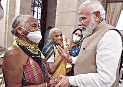 பத்ம ஸ்ரீ விருது பெற்ற துளசி கவுடாவை பாராட்டும் பிரதமர் மோடி.