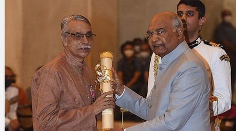 குடியரசு தலைவர் ராம்நாத் கோவிந்திடம் விருது பெற்ற எழுத்தாளர் பாலன் புத்தேரி | படம் ஏஎன்ஐ