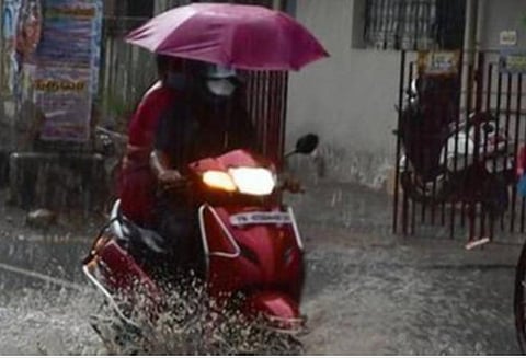 கனமழை: தயார் நிலையில் வீரர்கள்- அவசர உதவி எண்கள் வெளியீடு