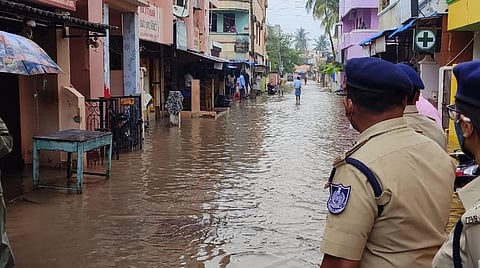 அரசு உயரதிகாரிகள் யாரும் வராத சூழலில் களத்தில் இறங்கிய புதுச்சேரி போலீஸ் அதிகாரிகள்