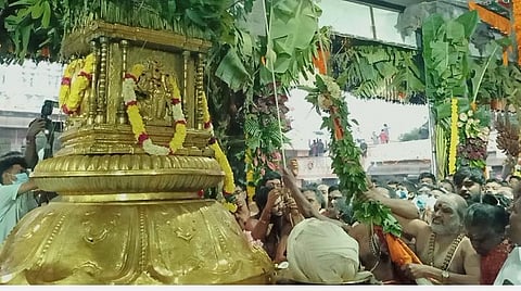 அண்ணாமலையார் கோயிலில் உள்ள கொடிமரத்தில் தீபத்திருவிழாவை முன்னிட்டு கொடியேற்றம் நடைபெற்றது.