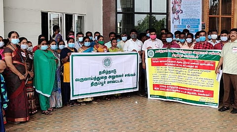 திருப்பூர் ஆட்சியர் அலுவலகத்தில் இன்று நடந்த கோரிக்கை அட்டை அணிந்து ஆர்ப்பாட்டத்தில் பங்கேற்ற வருவாய்த்துறையினர்.