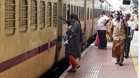 கோவை ரயில் நிலையத்தில் இருந்து பழநிக்கு இன்று இயக்கப்பட்ட முன்பதிவில்லா எக்ஸ்பிரஸ் சிறப்பு ரயில். படம்:ஜெ.மனோகரன்.