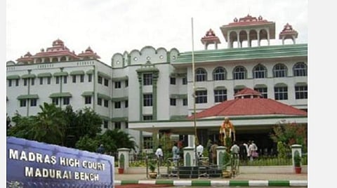 கோவில் அறங்காவலர் பதவிக்கு விண்ணபிப்போரிடம் சொத்து, வழக்கு விபரங்களை பெற தேவையில்லை : உயர்நீதிமன்ற மதுரை கிளை உத்தரவு