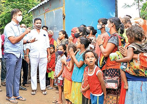 காட்பாடி அடுத்த செங்குட்டை பகுதியில் மழையால் பாதிக்கப்பட்ட நரிக்குறவர் மக்களை நேற்று சந்தித்து குறைகளை கேட்டறிந்த வேலூர் மாவட்ட ஆட்சியர் குமாரவேல் பாண்டியன்.