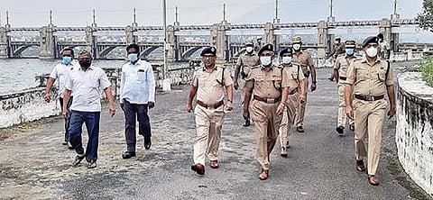 சேலம் மாவட்ட கண்காணிப்பு மற்றும் மீட்புப் பணி அலுவலர் ஏடிஜிபி அபய்குமார் சிங், மேட்டூர் அணையில் ஆய்வு செய்தார். உடன் சேலம் மாநகர காவல் ஆணையர் நஜ்மல் ஹோடா, டிஐஜி மகேஸ்வரி, எஸ்பி அபிநவ் உள்ளிட்டோர்.