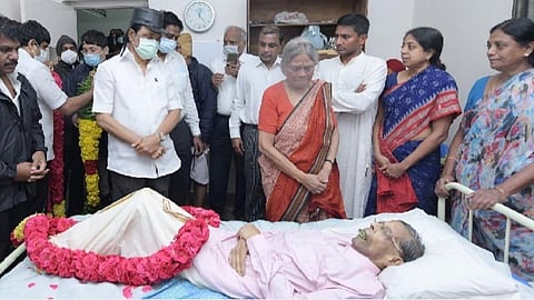 முதல்வர் மு.க.ஸ்டாலின் மூத்த வழக்கறிஞர் நடராஜனின் இல்லத்திற்கு நேரில் சென்று அவரது உடலுக்கு மாலை அணிவித்து இறுதி அஞ்சலி செலுத்தினார்.