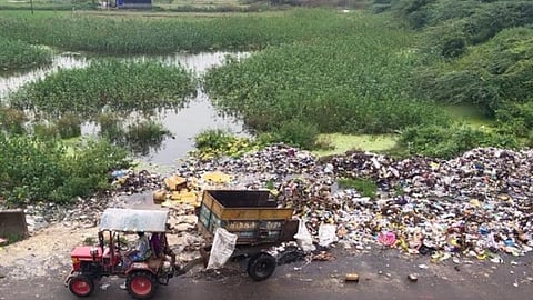 எலவனாசூர்கோட்டை ஏரியில் கொட்டப்பட்ட குப்பைகள்.