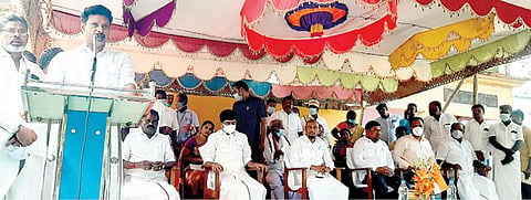 பார்த்திபனூர் அரசு மேல்நிலைப் பள்ளி கூடுதல் வகுப்பறை கட்டிட திறப்பு விழாவில் பேசிய அமைச்சர் அன்பில் மகேஸ் பொய்யாமொழி. அருகில் ஆட்சியர் சங்கர்லால் குமாவத், நவாஸ்கனி எம்பி உள்ளிட்டோர்.