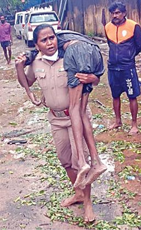 கீழ்ப்பாக்கம் கல்லறைத் தோட்டத்தில் மயங்கிக் கிடந்த இளைஞரை தோளில் சுமந்துசென்ற ஆய்வாளர்: காவல் துறை அதிகாரிகள், பொதுமக்கள் பாராட்டு
