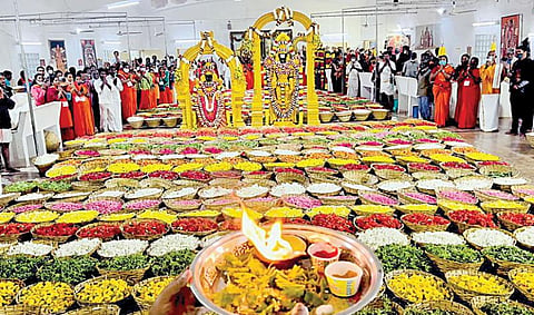 திருமலையில் நேற்று புஷ்பயாகம் நடைபெற்றது. இதில் 9 டன் மலர்களால் உற்சவ மூர்த்திகளுக்கு சிறப்பு பூஜைகள் நடைபெற்றன. முன்னதாக, 9 டன் மலர்கள் கூடை கூடையாக திருமலையில் உள்ள தோட்டக்கலை துறை அலுவலகத்தில் வரிசையாக அடுக்கி வைக்கப்பட்டு, அங்கிருந்து ஊர்வலமாக கோயிலுக்குள் எடுத்துச் செல்லப்பட்டன.