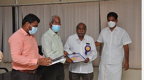 சென்னையில் நடைபெற்ற நிகழ்வில் ஓசூர் பாவலர் கருமலைத்தமிழாழனுக்கு தூய தமிழ்ப் பற்றாளர் விருது வழங்கி பாராட்டிய தமிழ் வளர்ச்சி மற்றும் செய்தித்துறை செயலாளர் மகேசன் காசிராசன். உடன் தமிழ் வளர்ச்சித்துறை இயக்குநர் செ.சரவணன்.