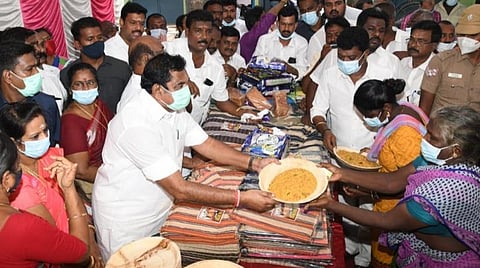 சென்னையில் மழை பாதிப்பு: 3-வது நாளாக எடப்பாடி பழனிசாமி ஆய்வு; நிவாரண உதவிகள் வழங்கினார்