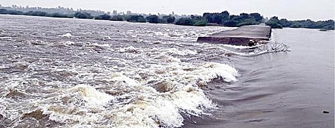 நெரும்பூர்-இரும்புலிச்சேரி இடையே பாலாற்றில் சேதமடைந்த நிலையில்இருந்த தரைப்பாலத்தை ஆர்ப்பரித்து கடந்து செல்லும் வெள்ளநீர்.