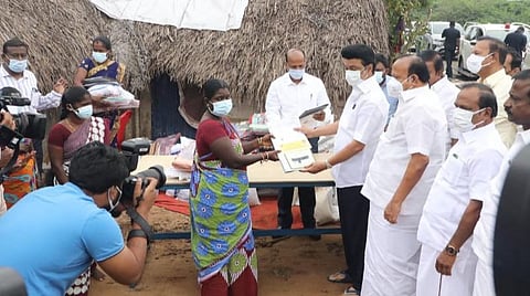 குறிஞ்சிப்பாடி அருகே அங்கமங்கலம் ஊராட்சியில் மாருதி நகரில் பாதிக்கப்பட்ட மக்களுக்கு முதல்வர் ஸ்டாலின் நலத்திட்ட உதவிகளை வழங்கினார்.
