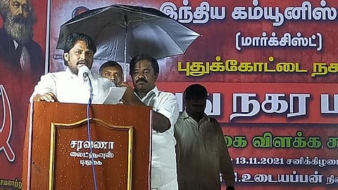 மேடையில் தொண்டருக்கு குடை பிடித்த எம்எல்ஏ: நெகிழ்ச்சி அடைந்த தொண்டர்கள்