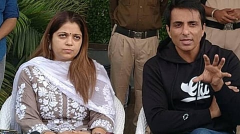 தனது சகோதரி மாளவிகா அரசியல் நுழைவு குறித்து நடிகர் சோனு சூட் பேட்டி அளித்த காட்சி | படம் உதவிட்விட்டர்