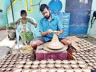 வேலூரில் அகல் விளக்கு தயாரிப்பில் ஈடுபட்ட மண்பாண்ட தொழிலாளி சேகர். படம்: வி.எம்.மணிநாதன்