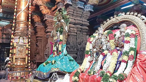 மதுரை மீனாட்சி சுந்தரேசுவரர் கோயிலில் திருக்கார்த்திகை உற்சவத்தை முன்னிட்டு கொடியேற்றம் நடைபெற்றது. அப்போது மீனாட்சி அம்மன், பிரியாவிடை, சுந்தரேசுவரர் சிறப்பு அலங்காரத்தில் அருள்பாலித்தனர்.