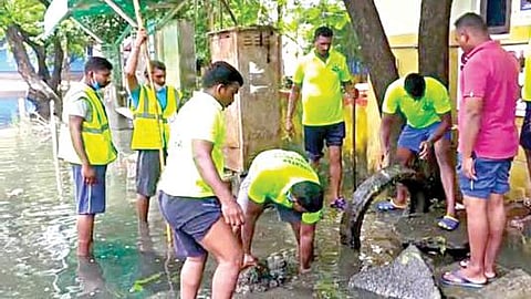 பெரவள்ளூர் காவல் நிலைய எல்லைக்கு உட்பட்ட 70 அடி சாலை மற்றும் சிவ இளங்கோ சாலையில் தேங்கிய மழைநீரை வெளியேற்ற அப்பகுதியில் உள்ள கால்வாய்களின் அடைப்புகளை சென்னை பெருநகர காவல் மீட்பு குழுவினர் சரி செய்தனர்.