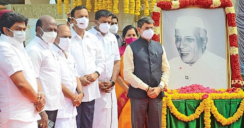 முன்னாள் பிரதமர் ஜவஹர்லால் நேருவின் 133-வது பிறந்த நாளையொட்டி, சென்னை கிண்டி கத்திப்பாரா சந்திப்பில் உள்ள அவரது சிலைக்கு கீழ் வைக்கப்பட்டிருந்த படத்துக்கு மலர்கள் தூவி மரியாதை செலுத்தினார் தமிழக ஆளுநர் ஆர்.என்.ரவி. அருகில், அமைச்சர்கள் தா.மோ.அன்பரசன், மு.பெ.சாமிநாதன், மா.சுப்பிரமணியன், எம்.பி.க்கள் டி.ஆர்.பாலு, தமிழச்சி தங்கபாண்டியன்.படம்: பு.க.பிரவீன்