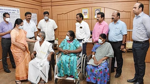மூளை ரத்தக் குழாயில் ஏற்பட்ட பிரச்சினைகளுக்கு சிகிச்சை பெற்று, குணமடைந்தவர்களுடன் கோவை அரசு மருத்துவமனை டீன் டாக்டர் நிர்மலா. உடன், மருத்துவக் குழுவினர்.