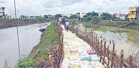 அடையாறு ஆற்றின் கரைப்பகுதியை ஒட்டியுள்ள வரதராஜபுரம், அஷ்டலட்சுமி நகரில் வடகிழக்கு பருவமழை முன்னெச்சரிக்கை நடவடிக்கையாக மணல் மூட்டைகள் அடுக்கி வைக்கப்பட்டன. படம்: எம்.முத்துகணேஷ்