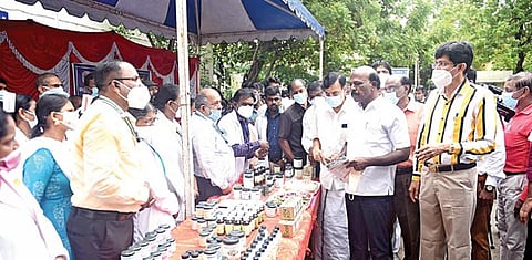 சென்னையில் நேற்று மழைக்கால சிறப்பு சித்த மருத்துவ முகாமை தொடங்கிவைத்துப் பார்வையிட்டார் சுகாதார துறை அமைச்சர் மா.சுப்பிரமணியன். உடன், சுகாதாரத் துறைச் செயலர் ஜெ.ராதாகிருஷ்ணன், சட்டப்பேரவை உறுப்பினர் மோகன் மற்றும் மருத்துவர்கள் உள்ளிட்டோர். படம்: ம.பிரபு