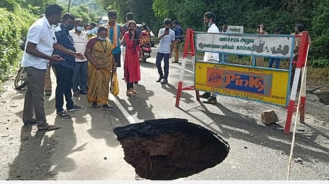 ஆழியாற்றில் கனமழை: திடீரென ஏற்பட்ட பள்ளத்தால் போக்குவரத்து நிறுத்தம்