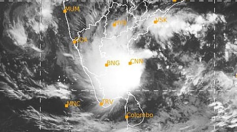 சென்னை அருகே நாளை அதிகாலை கரையை கடக்கிறது காற்றழுத்த தாழ்வுப்பகுதி; எங்கெங்கு அதிகனமழை பெய்யும்: இந்திய வானிலை ஆய்வு மையம் எச்சரிக்கை