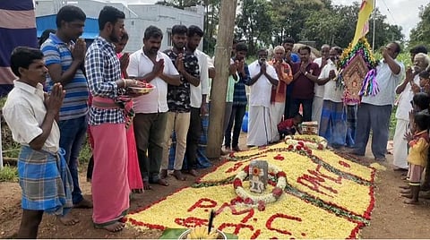 ஜல்லிக்கட்டு காளையின் முதலாம் ஆண்டு நினைவஞ்சலி: மலர் தூவி கிராம மக்கள் அஞ்சலி