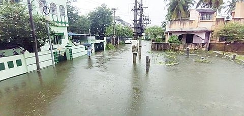 கால்வாயில் ஆக்கிரமிப்பால் பேங்க் நகர் பகுதியில் குடியிருப்புகளை சூழ்ந்துள்ள வெள்ளநீர். படம்: வி.எம்.மணிநாதன்.