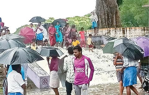தி.மலை மாவட்ட ஆட்சியர் அலுவலகம் எதிரே உள்ள வேங்கிக்கால் ஏரியில் இருந்து வெளியேறும் தண்ணீர் வேலூர் சாலையில் பெருக்கெடுத்து ஓடுகிறது. அடுத்த படம் : சேத்துப்பட்டு அடுத்த நெடுங்குணம் பூமால் செட்டிகுளம் நிரம்பி வெளியேறும் தண்ணீரை காண குவிந்த பொதுமக்கள்.