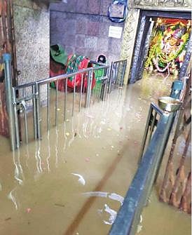திருவக்கரை வக்கிரகாளி அம்மன் கோயிலில் மழை நீர் புகுந்தது.