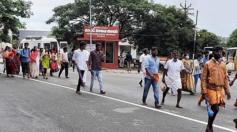 திருவண்ணாமலையில் 20 மாதங்களுக்குப் பிறகு இன்று கிரிவலம் சென்ற பக்தர்கள்.