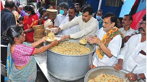 மழை பாதிப்பு: 2000 பேருக்கு உணவு வழங்கிய துரை வைகோ