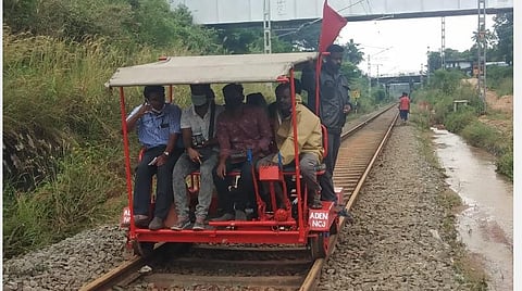 நாகர்கோவில்-திருவனந்தபுரம் ரயில் தண்டவாளப் பாதையில் மழையால் சேதமான பகுதிகளைச் சீரமைத்து தண்டவாளச் சமநிலையைப் பரிசோதிக்கும் ரயில்வே ஊழியர்கள்.