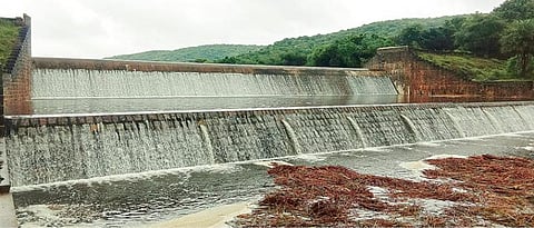 வேலூர் மாவட்டம் லத்தேரி அருகே 24.57 அடி உயரமுள்ள ராஜாதோப்பு அணை முழு கொள்ளளவை எட்டி நேற்று உபரி நீர் வெளியேறியது.