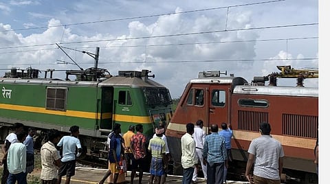 புருலியா விரைவு ரயிலுக்கு மாற்று இன் ஜின் பொருத்தப்படுகிறது.
