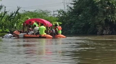 ரப்பர் படகில் எடுத்துச் செல்லப்பட்ட உயிரிழந்தவரின் சடலம்.