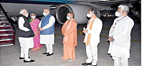 டிஜிபி மாநாட்டில் கலந்துகொள்வதற்காக உத்தரபிரதேச மாநிலம் ஜான்சி விமானநிலையத்தில் நேற்று முன்தினம் வந்திறங்கிய பிரதமர் நரேந்திர மோடியை, மத்திய உள்துறை அமைச்சர் அமித் ஷா, உத்தரபிரதேச முதல்வர் யோகி ஆதித்யநாத் உள்ளிட்டோர் வரவேற்றனர்.