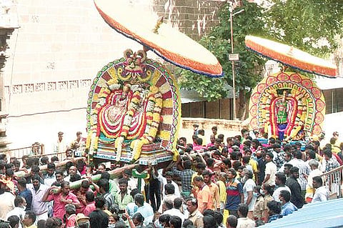 திருவண்ணாமலை அண்ணாமலையார் கோயிலில் உண்ணாமுலை அம்மனுடன் பவனி வந்து பக்தர்களுக்கு அருள்பாலித்த அண்ணாமலையார்.