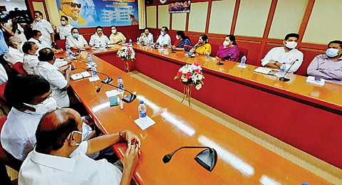 சென்னை அண்ணா அறிவாலயத்தில் நேற்று நடைபெற்ற திமுக மக்களவை, மாநிலங்களவை உறுப்பினர்கள் கூட்டத்தில் பங்கேற்ற அக்கட்சியின் தலைவர் மு.க.ஸ்டாலின், பொதுச் செயலர் துரைமுருகன், மக்களவை திமுக குழுத் தலைவர் டி.ஆர்.பாலு உள்ளிட்டோர்.படம்: க.பரத்
