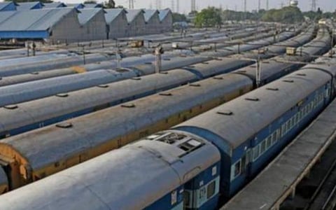 கனமழை எதிரொலி: 40 விரைவு ரயில்கள் ரத்து