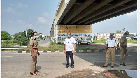 வெங்கக்கல்பட்டி மேம்பாலத்தின் கீழ் சம்பவம் நடந்த இடத்தைக் காவல் கண்காணிப்பாளர் ப.சுந்தரவடிவேல் பார்வையிட்டு ஆய்வு செய்தார். அருகில் தனிப்பிரிவு ஆய்வாளர் செல்வராஜ்.