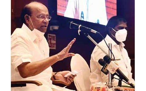 புதுச்சேரி மாநில பாமக நிர்வாகிகள் ஆலோசனைக் கூட்டத்தில் பேசிய கட்சி நிறுவனர் ராமதாஸ், அருகில் கட்சித் தலைவர் ஜி.கே.மணி. படம்: எம்.சாம்ராஜ்