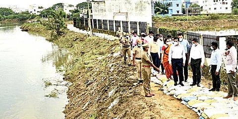 சென்னையை அடுத்த வரதராஜபுரம் பகுதியில் மழை வெள்ளத்தால் ஏற்பட்ட பாதிப்புகளை மத்திய அரசின் உள்துறை இணைச் செயலாளர் ராஜிவ் சர்மா தலைமையிலான குழுவினர் நேற்று ஆய்வு செய்தனர். ஆய்வின்போது வருவாய் நிர்வாக ஆணையர் பணீந்திர ரெட்டி, செங்கல்பட்டு மாவட்ட ஆட்சியர் ராகுல்நாத், காஞ்சிபுரம் மாவட்ட ஆட்சியர் ஆர்த்தி உள்ளிட்டோர் உடனிருந்தனர்.படம்: எம்.முத்துகணேஷ்